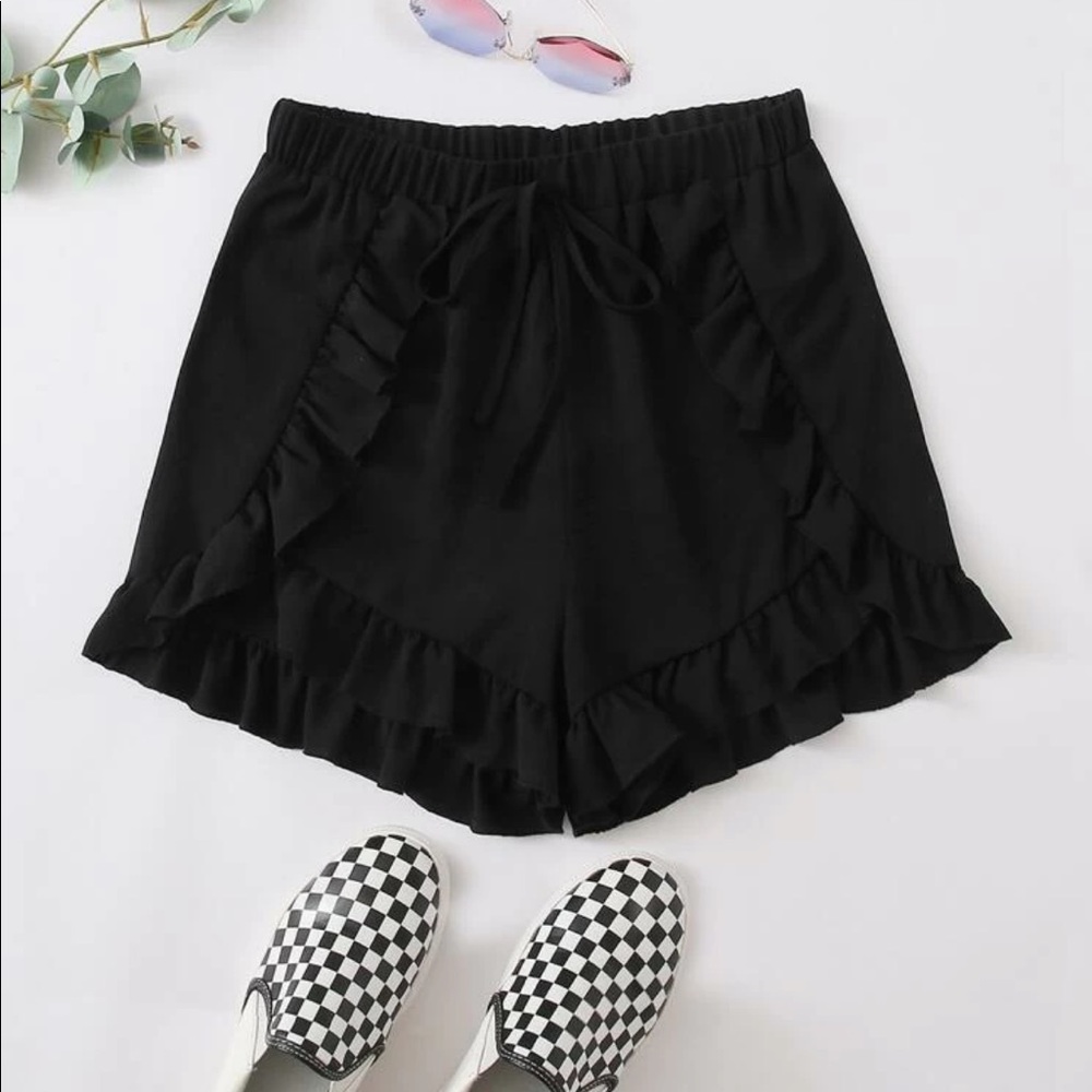 Ruffled black shorts